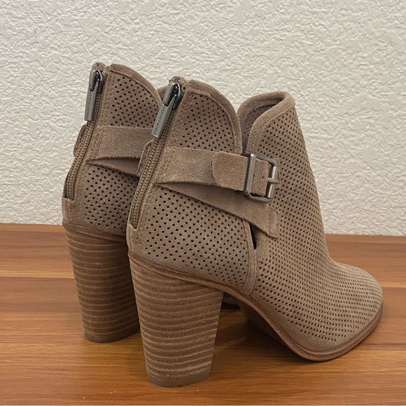VINCE CAMUTO Perforated Tan Suede Heeled Booties Ankle Boots Women’s Size 7.5 - Picture 3 of 16
